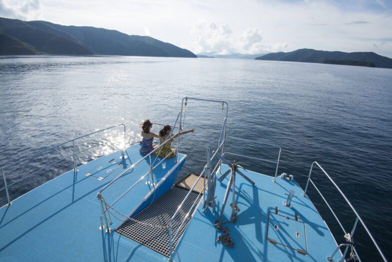 奄美大島の海をバリアフリーボートで観覧している様子。